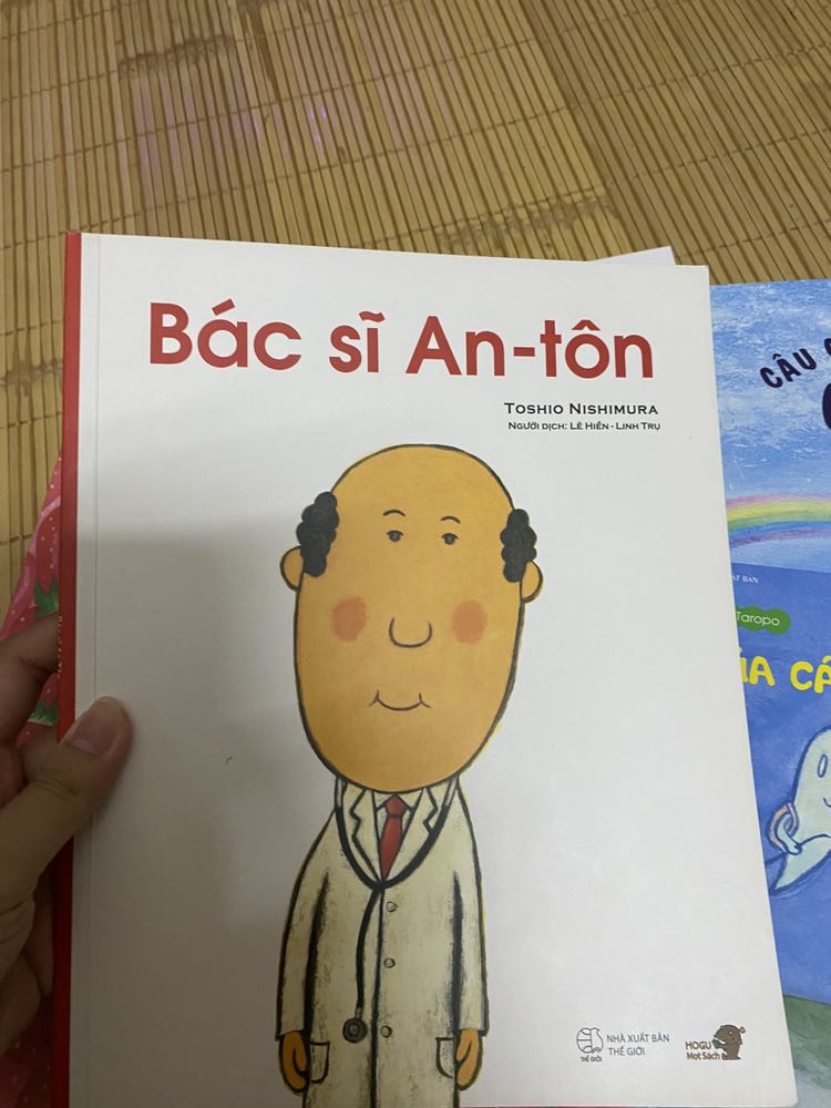 vừa ngồi đọc cho cả con và cháu gái, chăm chú nhìn và học theo cách hỏi của shop tư vấn khiến các bạn nhỏ rất vui