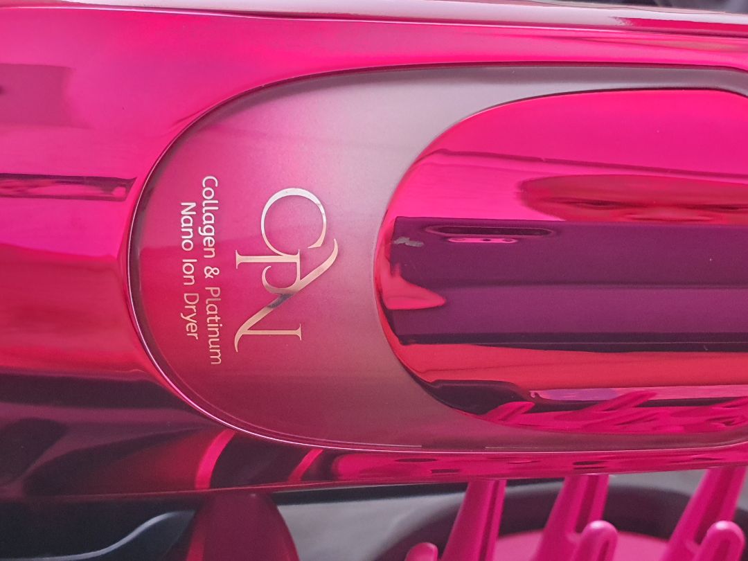 nhận được cái hộp nhìn  bị trày hết 1 góc, hi vọng k sai, nhưng mở ra thì thấy máy như sử dụng rồi, trày, tay cầm thì bị tét ra, mở ra cầm thì tét to hơn. Hàng mắc tiền mà như đồ mã vậy! yêu cầu tiki hoàn tiền, mình mua cái khác!