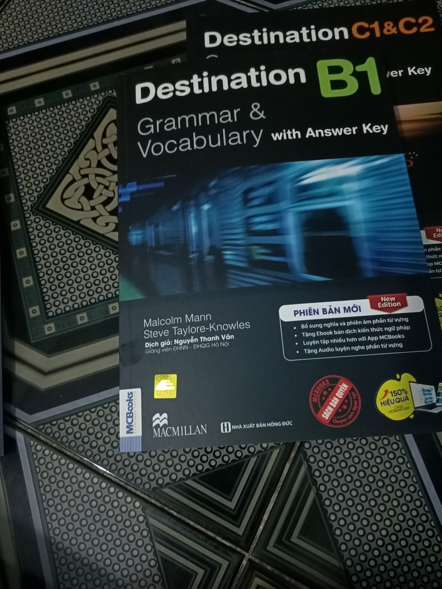 Chất lượng giấy rất tốt nội dung trình bày bắt mắt, dễ hiểu có app dịch nguyên cuốn sách giải nghĩa sáng tiếng việt các bạn chỉ cần cào và nhập mã quà tặng sau sách. Anh shipper nhiệt tình chu đáo tận tâm với khách hàng.