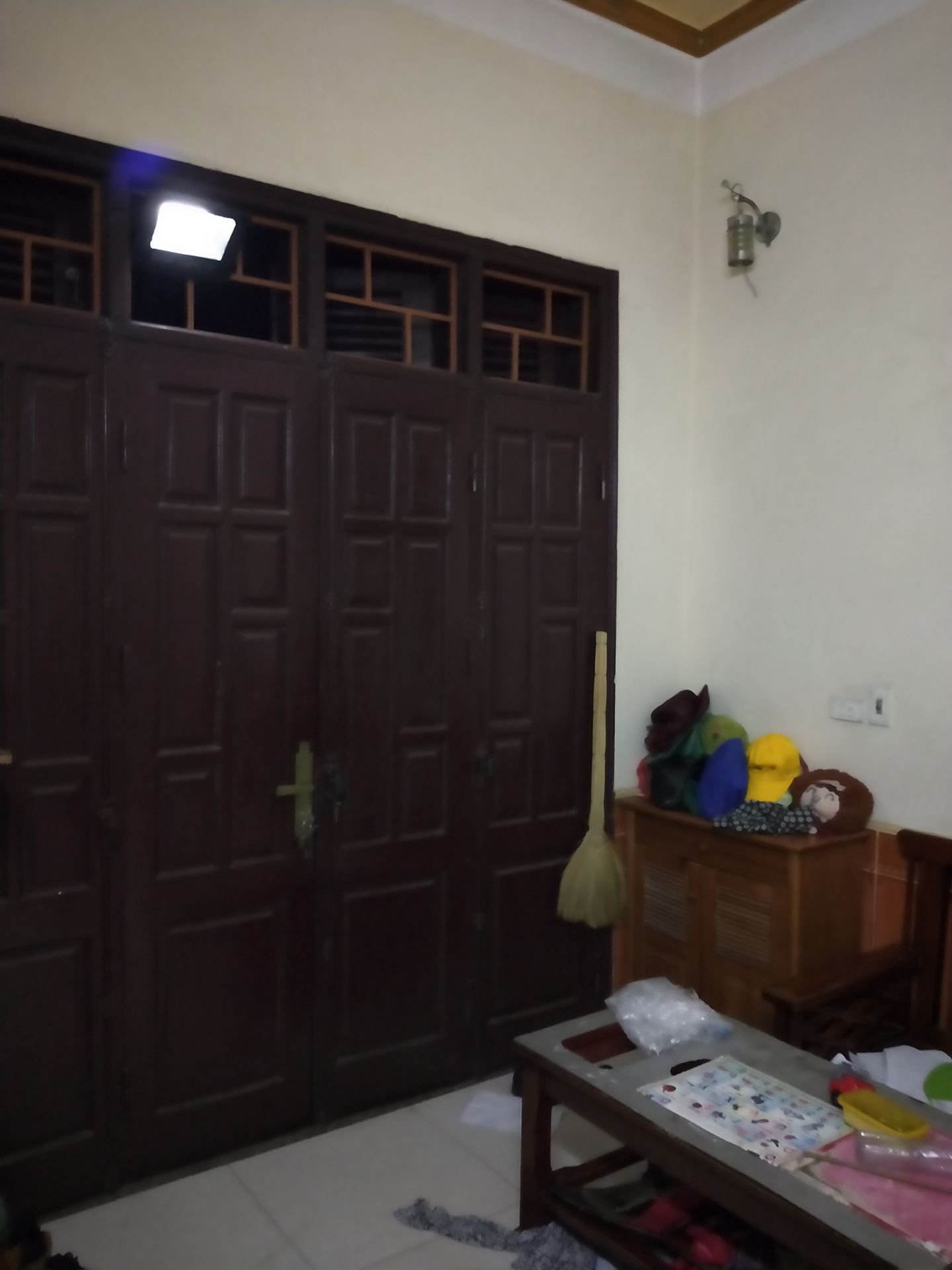 tôi không hiểu sao 50w, mà không bằng bóng thường dùng điện có 5w mà cũng sáng hơn,tôi cần liên hệ với ai để đổi hàng hay trả lại hàng