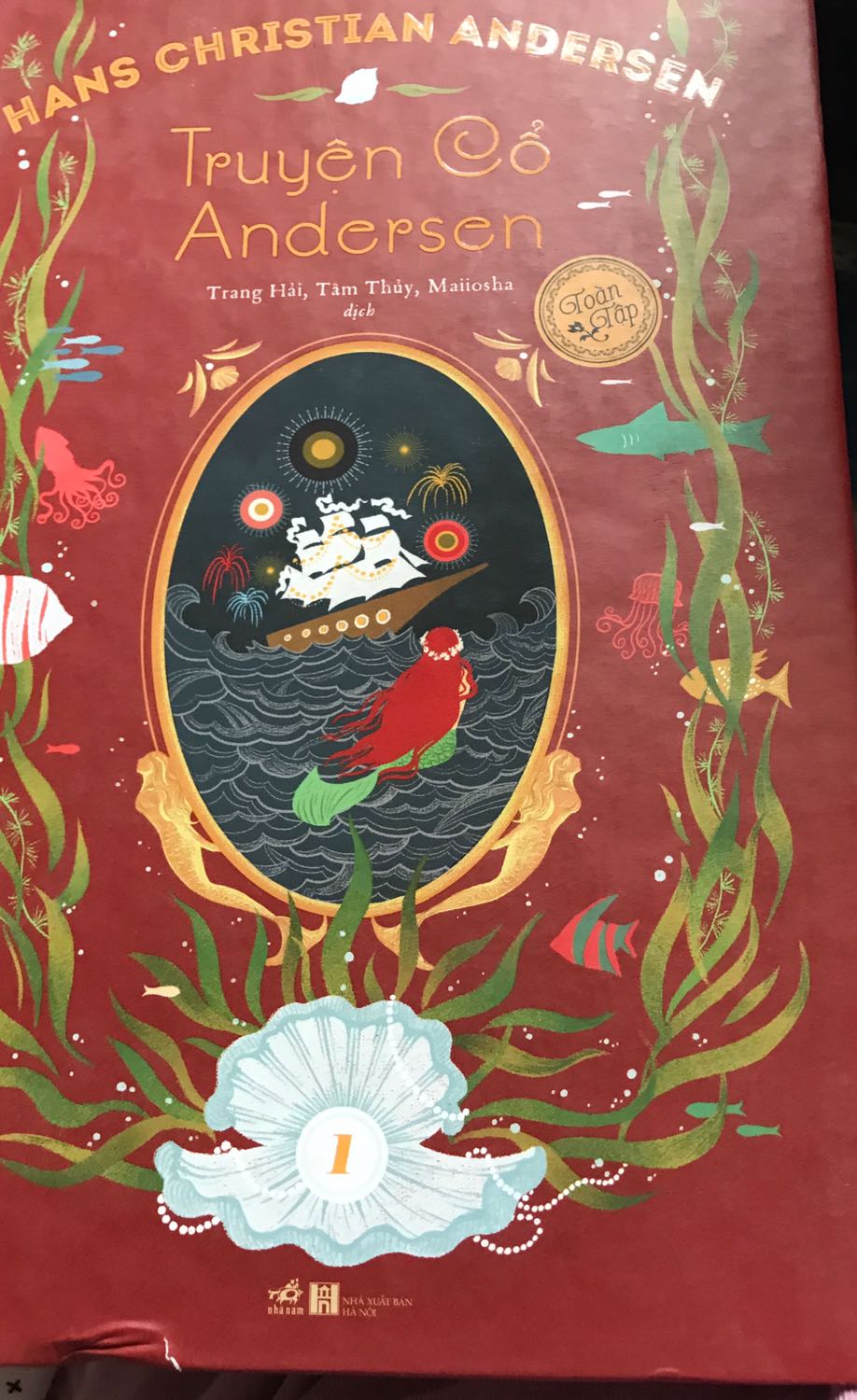 Bìa sách đẹp, nội dung hay, dịch đáng yêu và có cả tranh minh họa, rất đáng mua. Tuy nhiên mình sẽ nhắc đi nhắc lại đến khi nào Tiki chịu sửa thì thôi rằng là giao hàng nhớ thêm bọc bong bóng. Lần này mình đặt trọn bộ 2 cuốn rất to và nặng, ấy vậy mà không có nổi một miếng bọc bong bóng. Sách giao đến tay mình thì hộp rách, bám bụi, tróc cả bìa một vết rất to (cuốn kia cũng tróc nhưng mình k review ở đây) làm mình buồn vl. Rút kinh nghiệm Tiki nhé!