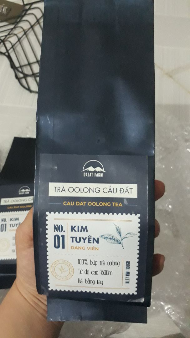 Mình mua về làm quà nhưng khi nhận được hàng thì bao bì đã cũ và trầy, nhìn dơ dơ, tem hạn sử dụng thì là tem dán chứ ko in trực tiếp, và còn là 2 lớp tem đè lên nhau. Rất không hài lòng về lần giao hàng này của tiki. Lúc đặt hàng đã bấm mã giảm giá ship nhưng cuối cùng nhận hàng vẫn có phí ship 22k/đơn.