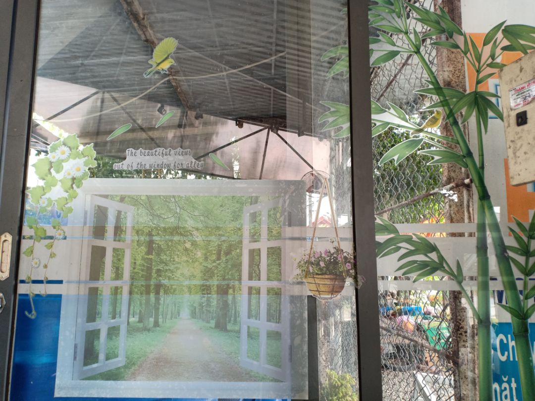 nhìn xanh mát, cảnh dễ thương có cửa sổ bụi tre và mấy chú chim