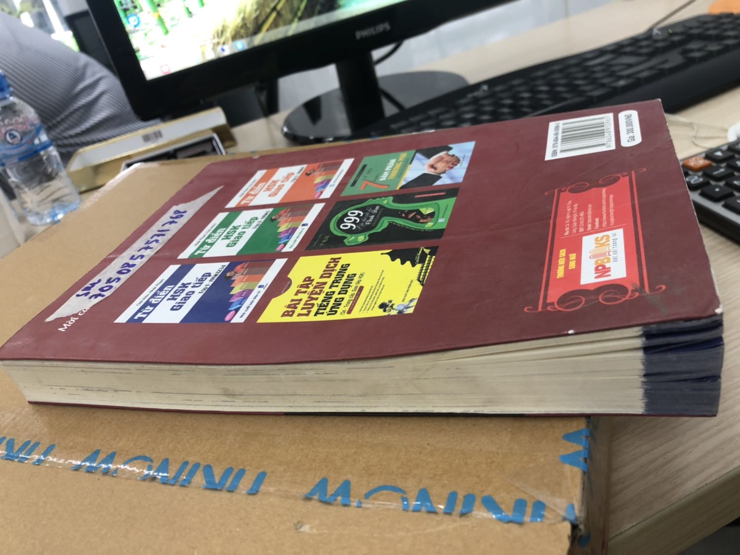 Làm ơn bán hàng có tâm dùm cái, cuốn sách ntn mà giao cho khách đc à?? Mua dùm người ta mà gặp ngay chỗ ko có tâm,ngta bỏ tiền ra mua cuốn sách mới mà nhận đc cuốn bìa thì bẩn cũ, nhăn nhàu như này coi có điên máu ko!!!