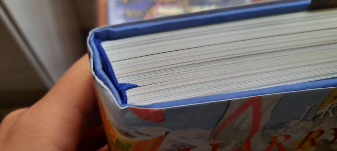 Mình mua hai tập 3 và 4, nhận hàng ngày hôm nay, bên ngoài bìa cứng và bìa rời có dấu hiệu quăn móp, biến dạng, phía mặt trên sách có vết lạ như trong hình, bên trong còn có cảm giác như sắp long ra như trong ảnh chụp. Mình mong tiki có thể xem xét cho mình được đổi sách.