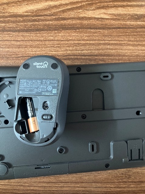 Bàn phím và chuột không có dongle để kết nối, cả trong hộp cũng không có.