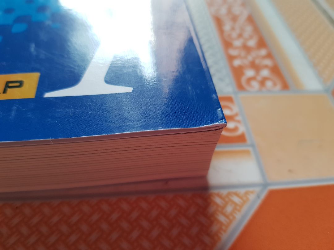 giao hàng nhanh sách không bị nhăn mới như chưa được lật ra nhưng mà sách bị dơ và trầy xước bên ngoài góc thì bị bung nhẹ và vài trang chữ sách bị mất hoặc mờ mong sẽ được cải thiện lại