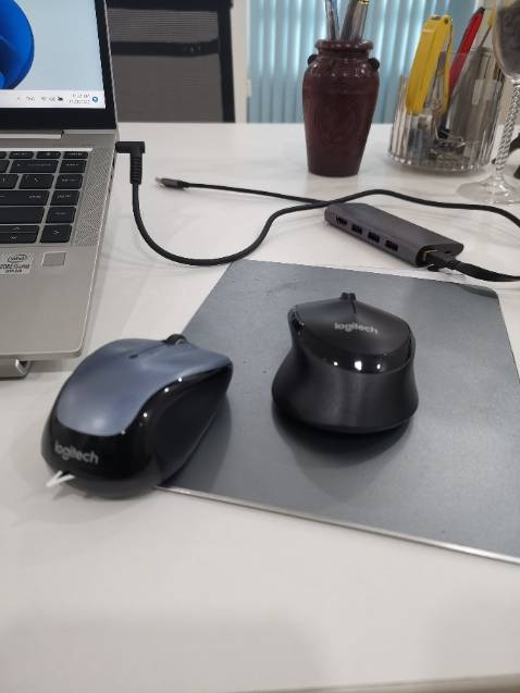 Trước mua con Logitech M325 chưa được 1 năm thì Cuộn bị hỏng.

Nay thay bằng con M330 này xem sao
Cơ bản thì chuột chạy nhẹ, nhạy...màu đen đẹp

Hộp với Chuột thì S/N không khớp nhau là điểm trừ