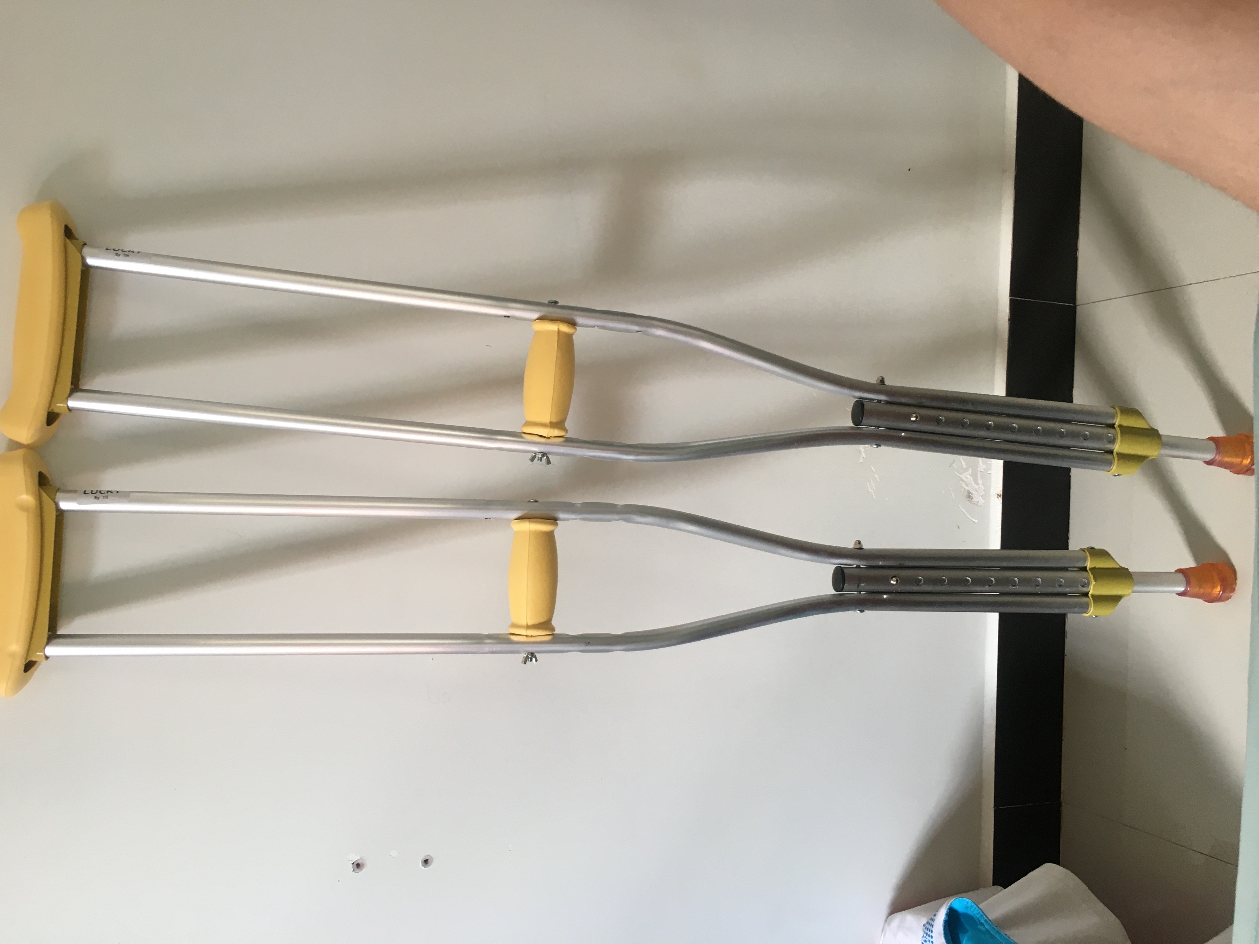 giao hàng nhanh, nạng nhẹ, chỗ tựa cao su êm và bọc chân có vẻ khó trượt. tuy nhiên điểm trừ là hàng có vẻ mỏng manh quá, ko có ghi là dành cho người bao nhiêu ký. mình chỉ sợ nó gãy làm 2 thôi. thêm 1 yếu tố nữa là mình mua hàng  của hãng Lucass nhưng trên nạng lại ghi brand là lucky???