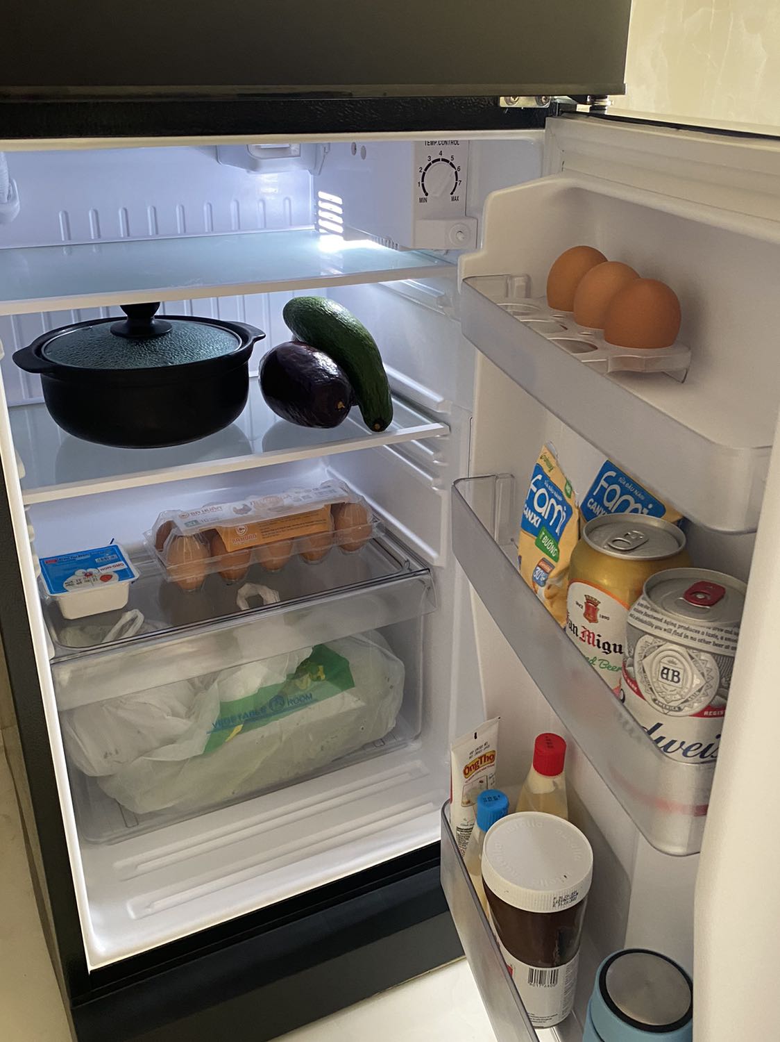 Tủ lạnh chạy êm cực luôn á, đến nỗi không nghe tiếng máy chạy mình còn tưởng hư hay không hoạt động nữa. Hệ thống làm mát ngăn dưới và làm lạnh ngăn trên rất nhanh và hiệu quả luôn. Tủ lạnh mình thấy không có bị quá mùi á nên sau khi để 5 tiếng cho khí gas ổn định thì mình cấm điện không tải thêm 5 tiếng nữa là bỏ đồ vào được rồi á. Ban nào kĩ thì có thể để thời gian lâu hơn cũng được nè