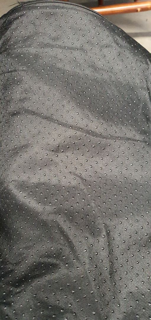 Đệm cao su dẻo rất êm, gai nệm cắt cũng gọn gàng. Thiết kế chỗ dày hơn là để phía trước ngồi êm nên các bạn đừng nghĩ đúc hàng ko đều hay hàng lỗi nhé. Được tặng túi vải đen bọc lại sẵn giúp luôn, túi cũng có gai cao su để tiếp xúc với ghế cho ko bị trượt nữa. Túm lại mình rất hài lòng!