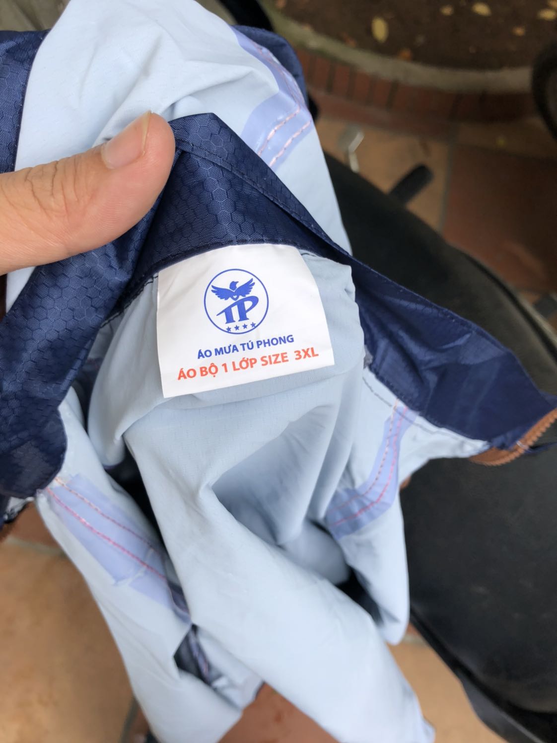 Hơi thất vọng chút vì đặt size 4xl lại chuyển hàng 3xl. Thử quần hơi chật. MONG TIKI LIÊN HỆ ĐỔI LẠI giúp đúng size đã đặt. Đánh giá chung: hình thức khá đẹp, vải dù 1 lớp mỏng, gọn nhẹ. Cơ bản là ổn nếu đúng size sẽ đánh giá cao hơn