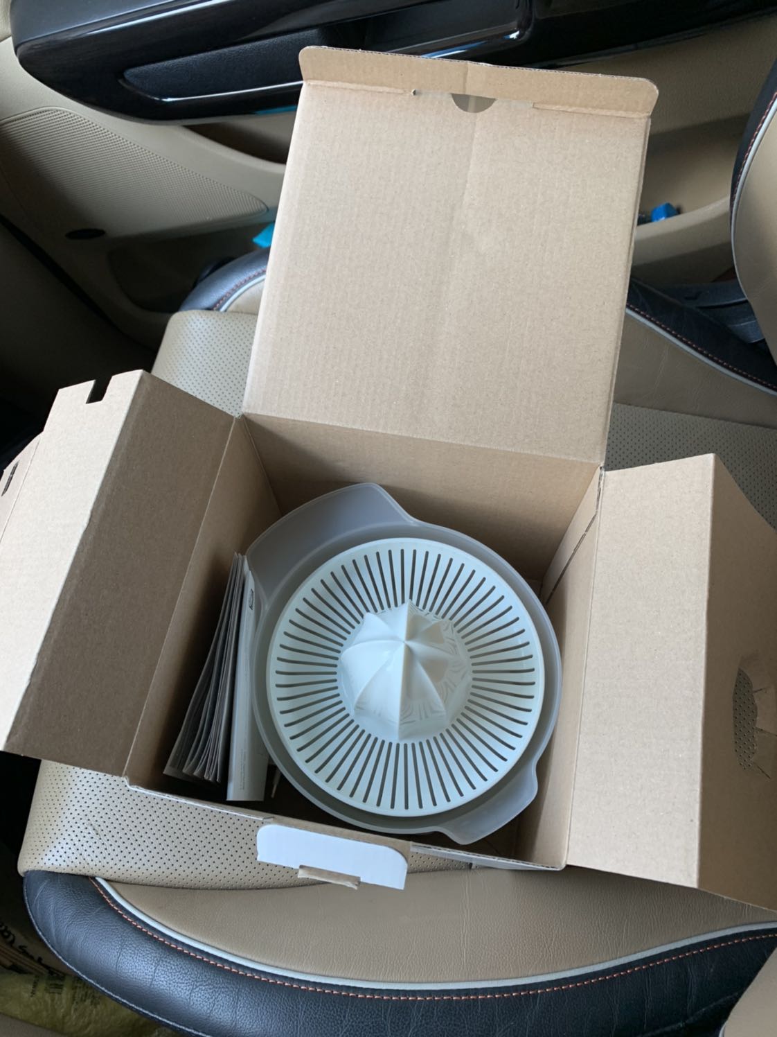 Sản phẩm chất lượng kém, không có bao bọc  gì hết. 3 cái đệm cao su không đều nhau không chắc chắn gì cả. Tìm không thấy nơi sản xuất. Tôi muốn trả lại hoặc đổi sản phẩm khác.