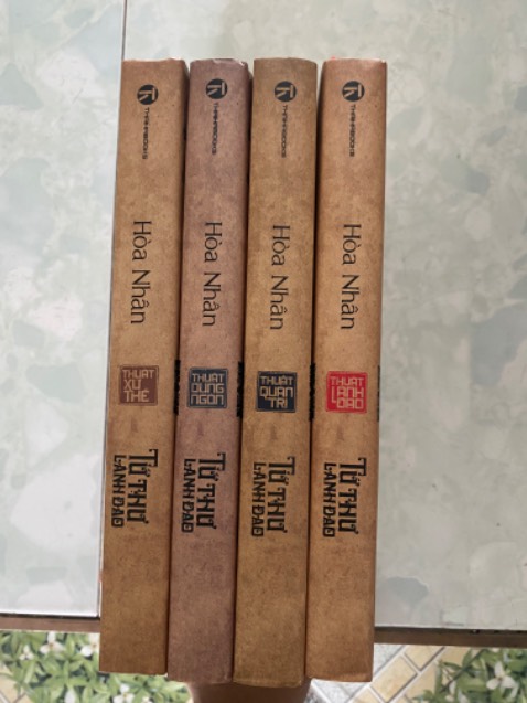 sách bọc rất chắc nên phần ngoài k đẹp lắm, không biết bên trong còn lỗi gì không nhưng trc mắt đánh giá 5 sao vì giấy in k phải màu trắng =))) đọc dịu mắt