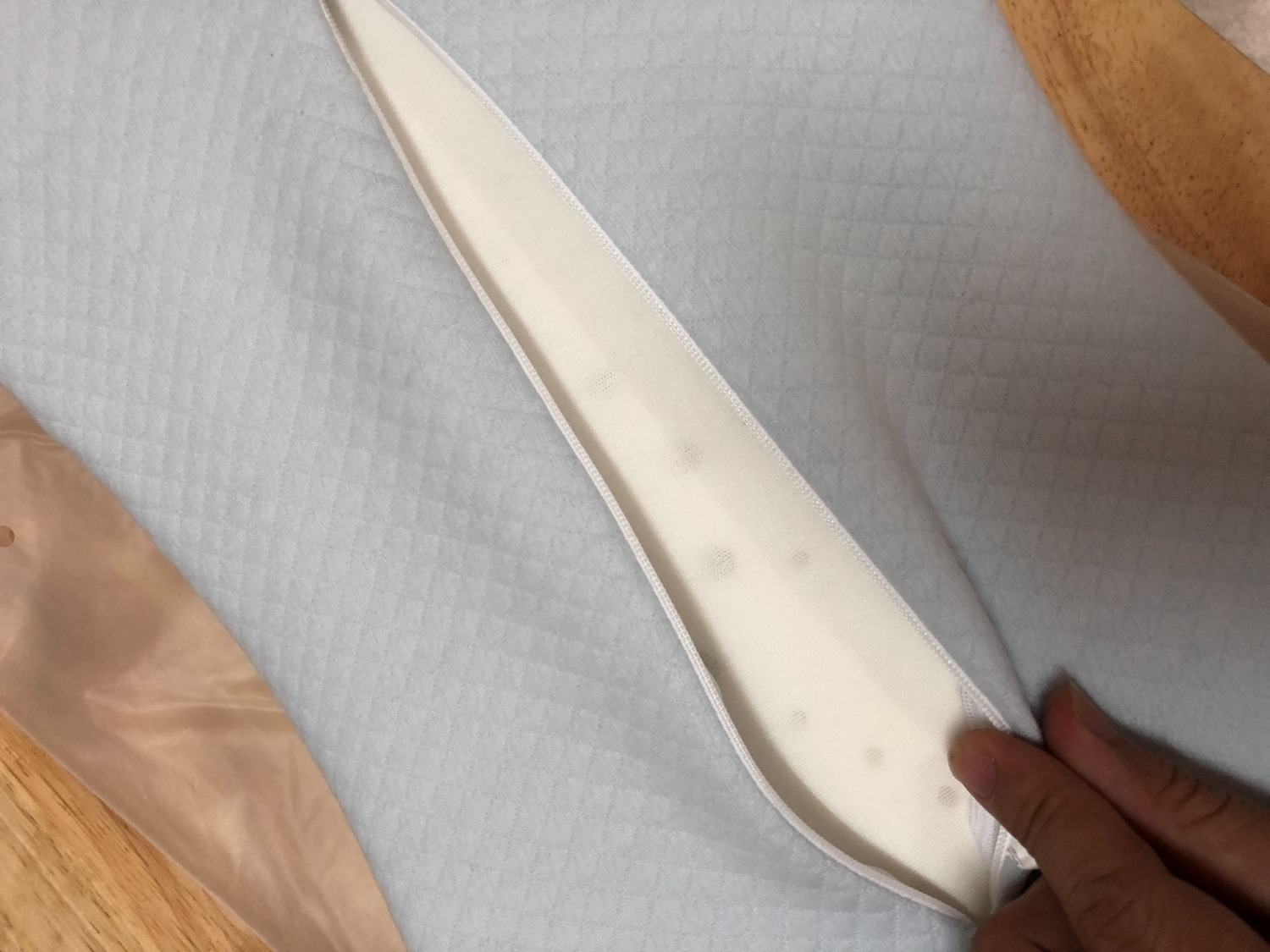 Gối dễ thương lắm, màu nhã nhặn, con rất thích luôn. Gối thoáng, mềm mại lắm. Con nằm cao vừa phải, ngủ ngon, sâu giấc