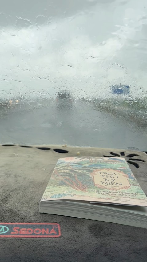 Sách trình bày rất đẹp, mãn nhãn. Rất đáng xem. Tuy nhiên nội dung huyền ảo góp nhặt phần đầu.