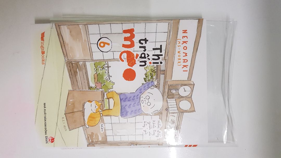 Mở hộp ra cầm quyển sách đã cảm thấy vừa tức vừa nản. Bookcare bọc sách mua bằng tiền đâu phải miễn phí mà Tiki bọc sách cẩu thả cho khách hàng. Nhiều lần trước miễn cưỡng cho qua, lần này xem hình ảnh mình chụp lại mọi người coi chấp nhận nổi không?Thà không bọc sách chứ bọc hàn 1 đầu còn 1 đầu hở như bịch ni lông vầy mà gọi là bọc sách hả Tiki? Thất vọng quá trời!!!