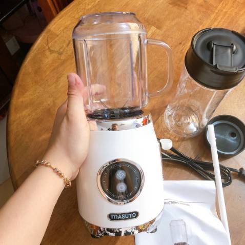 Máy xay đẹp, hàng mới keng nguyên đai nguyên kiện á. Xay tốt nhen, hơi ồn nhưng ko đáng kể nè, có kèm nắp + ống hút và 1 bình rất tiện lợi luôn. Nên mua nha mng, shop giao hàng nhanh lắm!