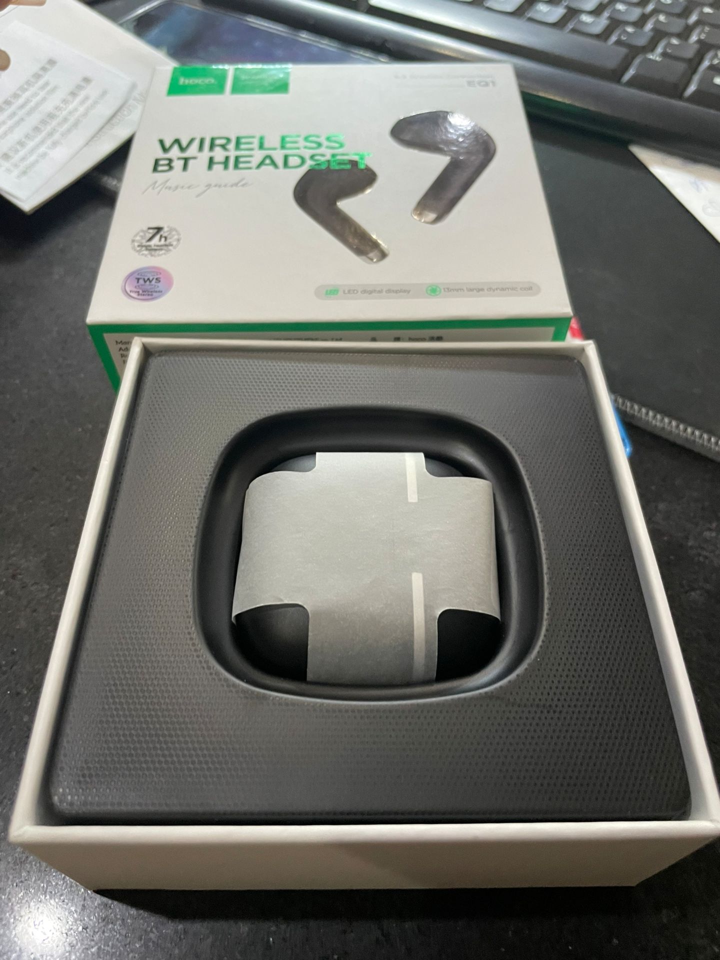 Tai nghe mới khui hộp chỉ nghe được 1 bên, nhờ tiki hỗ trợ đổi hoặc trả hàng.
Tiki đã hỗ trợ đổi hàng trong vòng 2 ngày, ko phát sinh thêm phí gì. Đổi lần 2 mới đầu cũng ko lên, liên hệ Tiki hướng dẫn bóc seal ở dưới đuôi của tai nghe thì ok, có lẽ lần 1 cũng do mình quên bóc seal. Tai nghe rất ấm, bass căng, nghe max volume ko bị rè. Cám ơn Tiki và shop hỗ trợ rất nhiệt tình, sản phẩm tốt.