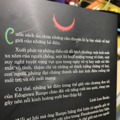 Sách của idol nên mình tậu về cũng ngạc nhiên khi có quà đính kèm cơ mà chắc tránh lạc quà nên bọc màng co bỏ luôn móc khoá vào nên bị hằn lên sách… Mình mua nhiều cuốn nên cuốn này đè cuốn khác cũng bị hằn dấu luôn… 😢