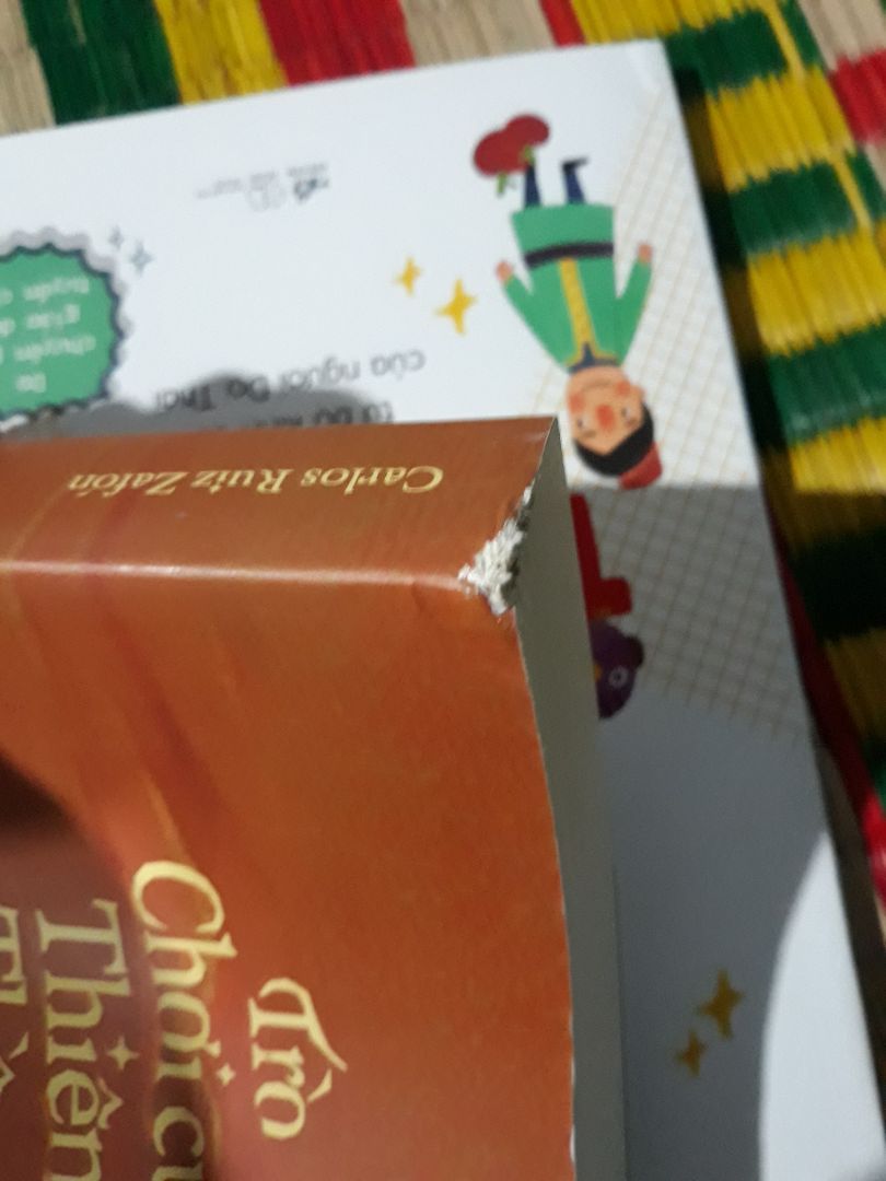 Dạo này tiki gởi sách bị sờn gáy với gấp mép nhìu quá. Sách mới mua mà như thế này đây, tiki khắc phục nhé