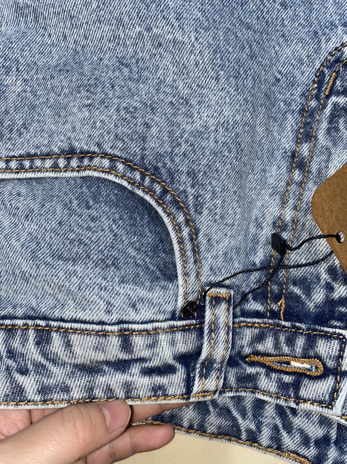 Quần form đẹp, bảng size khá chính xác, màu quần đậm hơn trong ảnh shop đăng, *** quần không dày như mình nghĩ, nhưng đuờng may đẹp, nói chung là tạm ổn