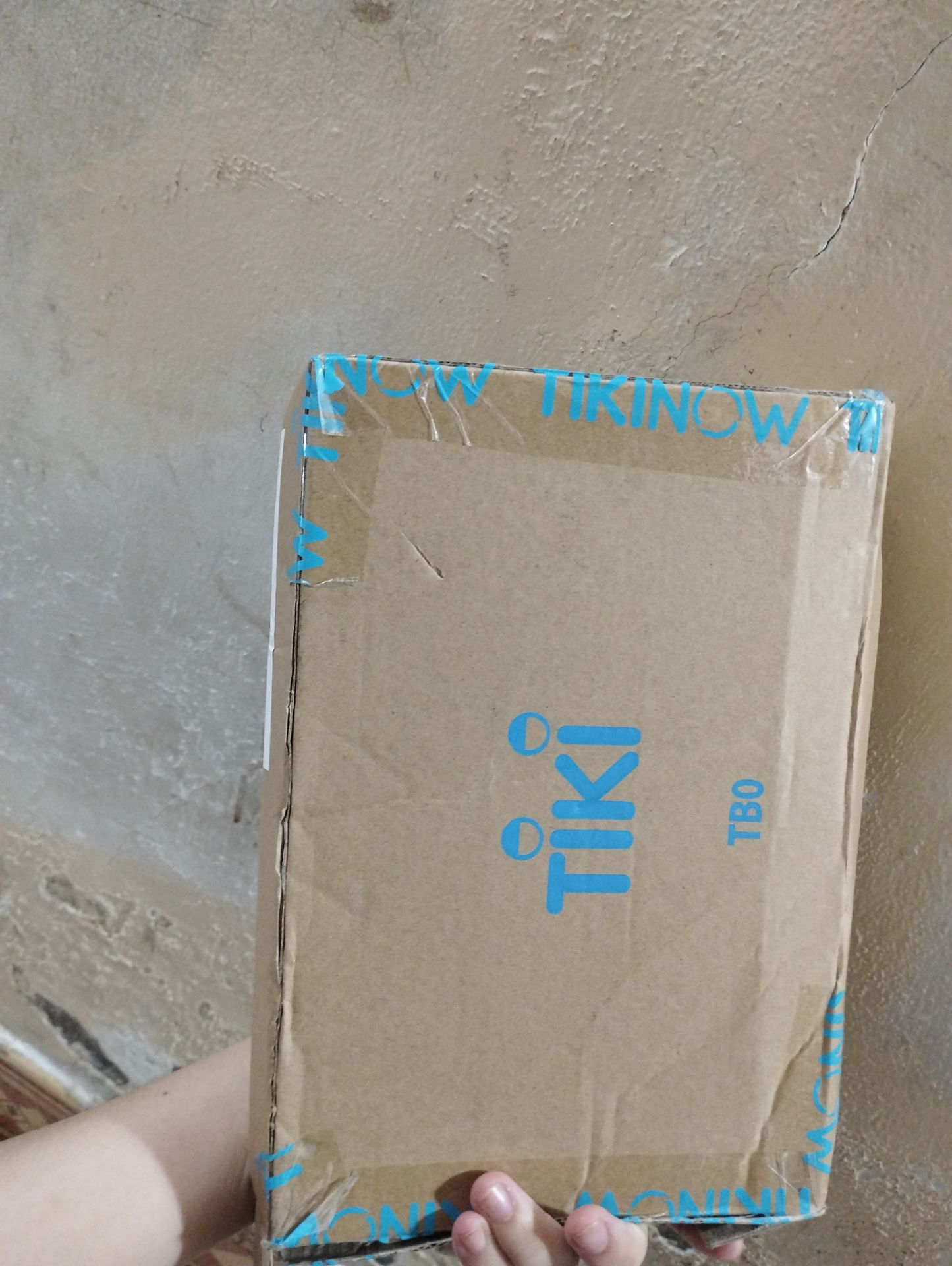 Sách bị méo mó, hộp thì bị móp, khá là thất vọng