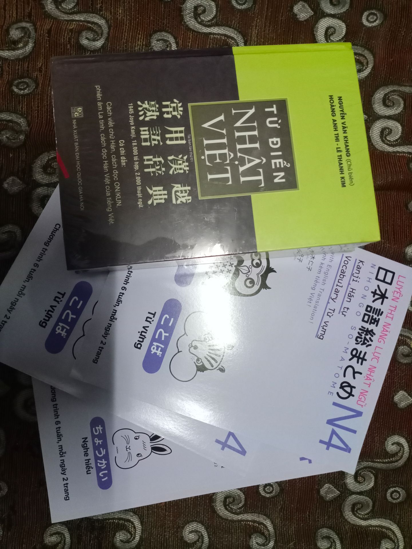 giao hàng nhanh như con gió mà vận chuyển thì hộp bị rách với móp 1 chút nhưng ko ảnh hưởng đến sách bên trong