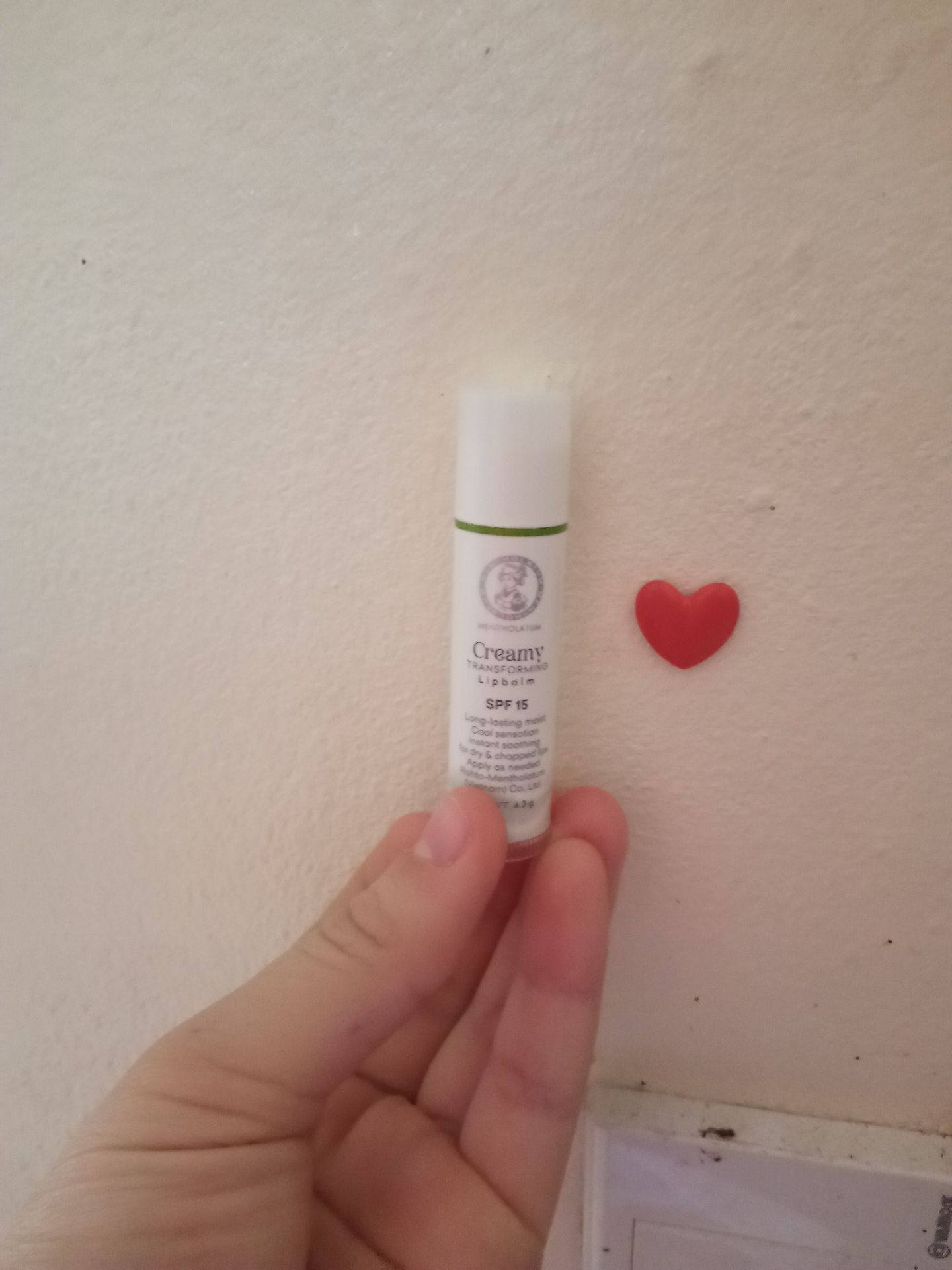 son đánh lên môi rất mềm, mùi táo thơm dịu nhẹ, cây son cầm rất chắc tay, nhìn rất đẹp và xesang. Tiki đợt này giao hàng hơi lâu một chút, gần một tuần mình ms nhận đc hàng nhưng bù lại chất lg sp rất ưng ý, hơn nữa bác shipper của NJV cũng rất thân thiện nữa.