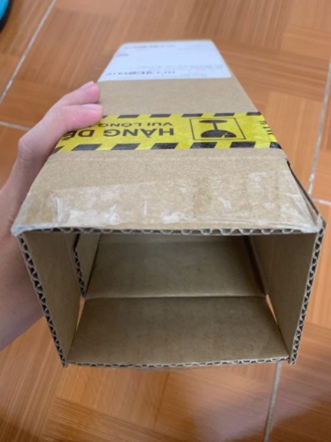 Giao hàng nhanh chóng, shipper lịch sự, đóng gói kĩ càng, mẫu mã đẹp. Có tem nhãn ngay nắp chai.