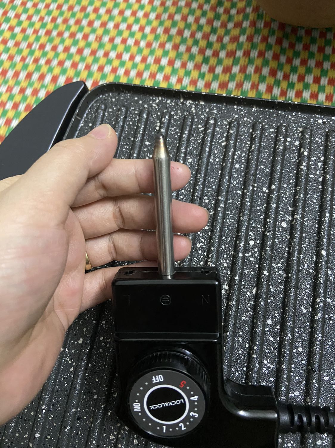 Đóng gói chắc chắn! Sản phẩm cực đẹp mắt. Trải nghiệm lần đầu nướng rất ưng ý! Sẽ ủng hộ nêua có nhu cầu mua tiếp ạ! À có 1 thắc mắc vệ sinh bề mặt nướng có rửa đc bằng nước và tráng nước bình thường ko ạ? Và cái cảm biến nhiệt kia đầu nó hơi đen đen là do nhà sx họ làm vậy đúng ko ạ?