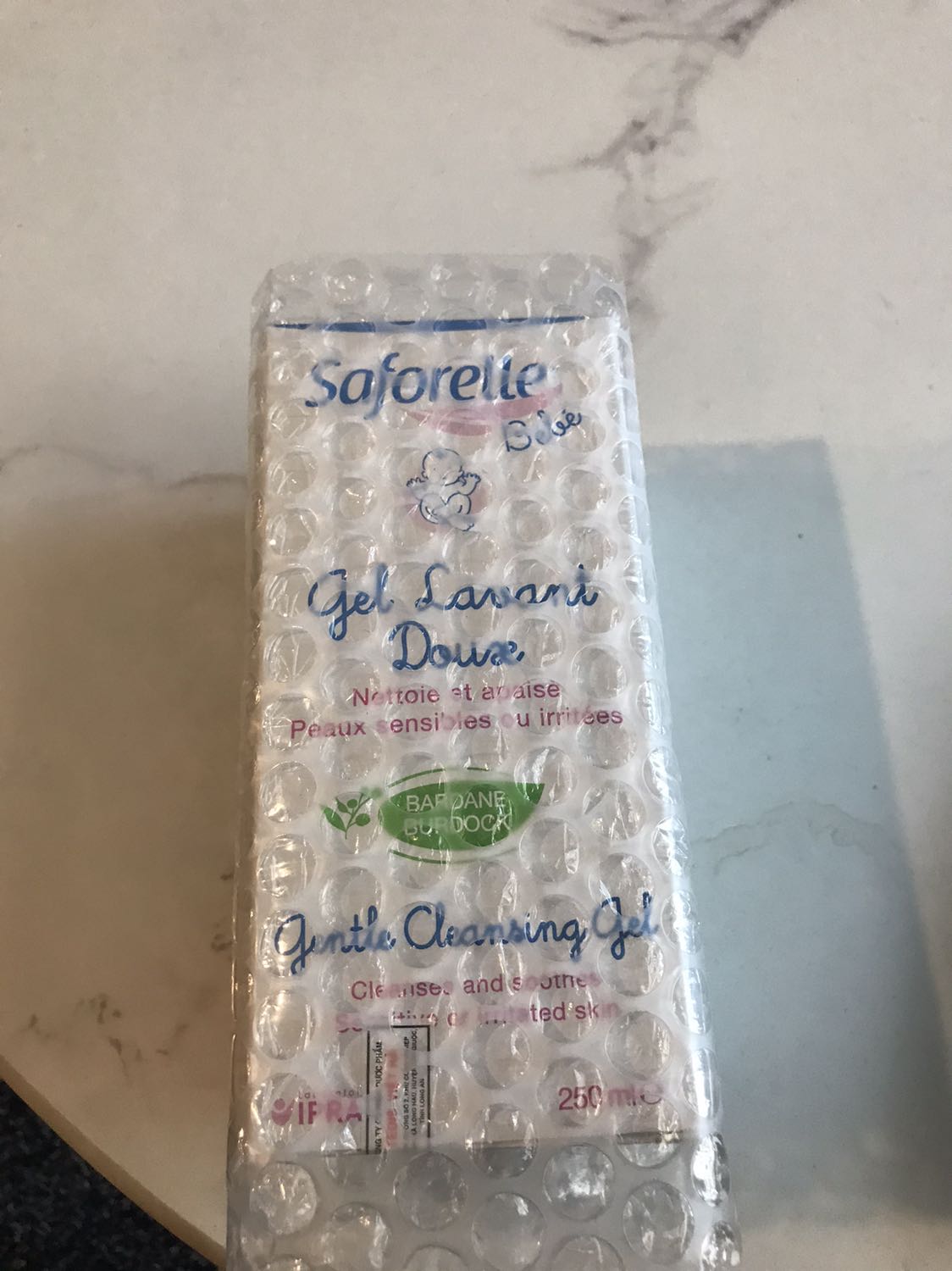 Hàng đóng gói cẩn thận 
Sp còn hạn dùng xa
Chưa sd nên chưa đánh giá dc chất lượng sp như thế nào.