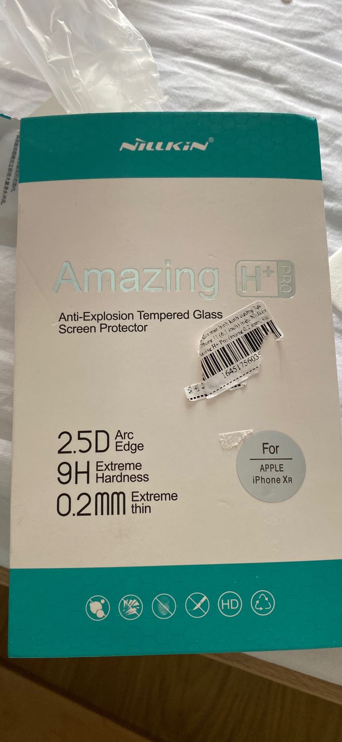 Mình mua miếng dán màn hình cho iPhone 11 nhưng lại giao miếng dán cho iPhone XR, khi mở sản phẩm thì chỗ “for apple iPhone XR” bị che bởi miếng sticker trắng mình đã gỡ ra và dán kẻ trên, mình mở sản phẩm dán thì không vừa