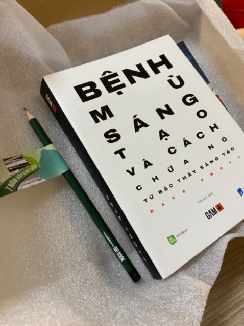 Nội dung sách là những mẩu truyện ngắn về sáng tạo tác giả sưu tầm được, sau đó có một bài học cuối mỗi chuyện. Đọc quyển này thấy mở mang cho mình góc nhìn về sáng tạo và giải quyết vấn đề bằng sáng tạo. Những bài học để lại cho mình những suy nghĩ nhất định. Trước giờ hay đọc sách tư duy tâm lý nặng đô, quay lại đọc quyển này thấy rằng ko phải những phân tích cao suêu mới có thể tác động đến tư duy của mình. Chỉ cần những thứ nhẹ nhàng nhưng có sức nặng ntn thôi là đã biến chuyển nhiều điều trong đầu mình vê tư duy sáng tạo rồi. Sự sáng tạo có mặt ở khắp mọi nơi và ai cũng có khả năng sáng tạo, điều quan trọng là mình phải luyện tập nó hàng ngày, tìm kiếm sự stao trong những thứ nhỏ nhất.
 Chất giấy ok, chữ to, có hình minh họa nên đọc cũng dễ chịu.