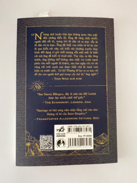 Thật sự quá hay, quá xuất sắc! Bìa mới cũng rất đẹp nữa, chất lượng giấy tốt, tranh đẹp, thật sự mình rất thích thiết kế bìa và tranh luôn, đúng tinh thần tác phẩm.

Biết ơn vì có duyên đọc được quyển sách này trong đời. Giờ thì mình hiểu tại sao Nhà Giả kim lại bán chạy như vậy. Đây là cuốn sách mình đọc xong nhanh nhất từ trước đến giờ, và chắc chắn sẽ đọc lại lần 2, lần 3,...

Với một người trẻ thì những triết lý, bài học trong sách như một kim chỉ nam, một dấu hiệu trên hành trình phát triển và theo đuổi ước mơ. Chúc cho tất cả chúc ta đều tìm được kho báu của riêng mình. Maktub^^