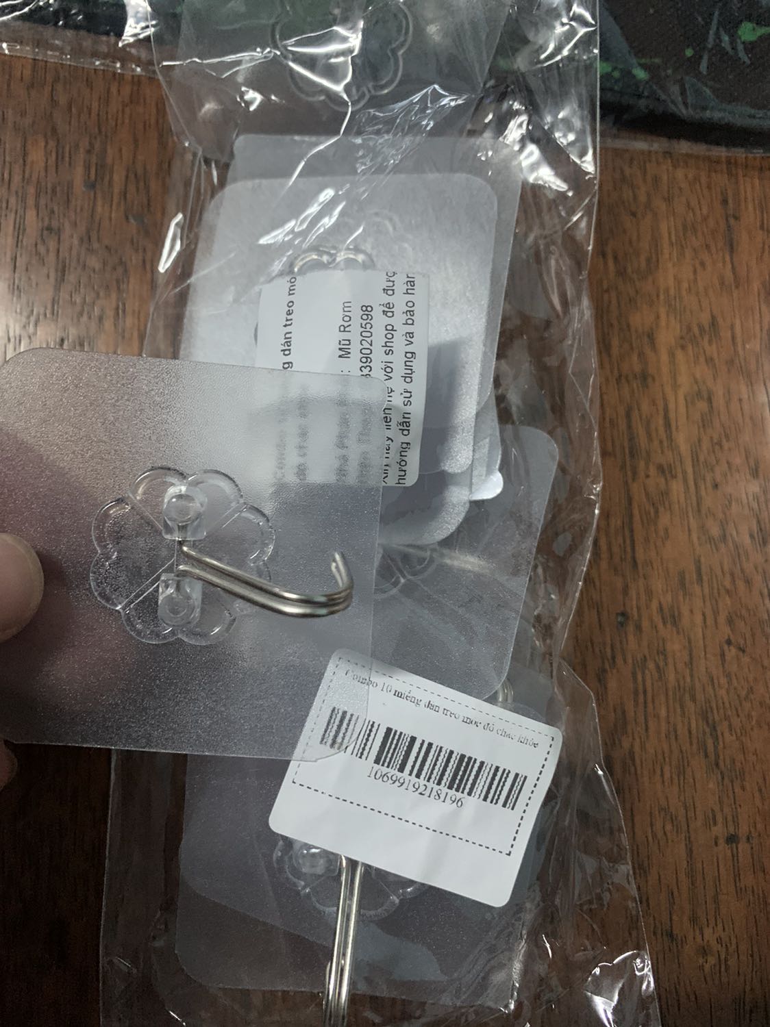 Săn sale 1k nên chất lượng lẫn lộn. Có vài cái móc dán lên chưa kịp sử dụng là rớt mất. Rút kinh nghiệm lời khuyên là chỉ nên dán lên gạch men, KHÔNG dán lên tường vôi/ xi măng