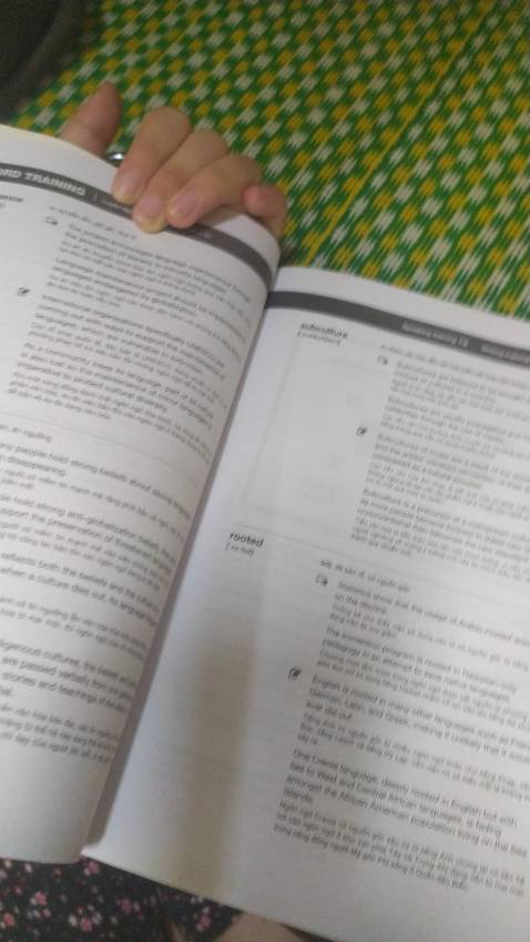 Chất lượng giấy tốt, dày lắm mọi người ạ. Gần 600 trang , ghi cả phiên âm từ mới nữa. Cách dùng thì phải chờ thời gian . Sách mới, giáo cũng gọi là nhanh bình thường
