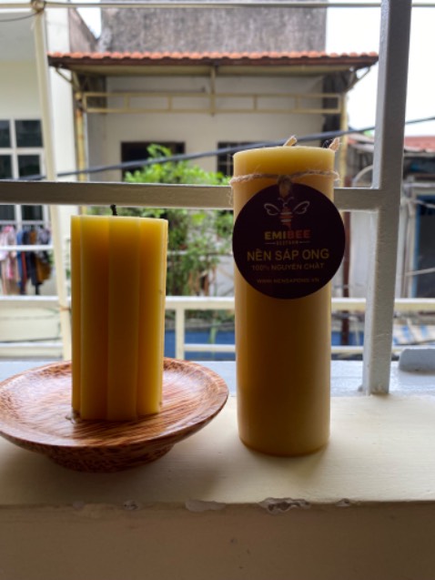Lúc đầu mình có chút phân vân vì không nghĩ bỏ ra gần trăm ngàn cho 1 cây nến, vì mình chưa từng dùng nến sáp ong trước đó và cũng ko rõ lắm về công dụng của sáp ong, nhưng nhận hàng về vô cùng ưng cái bụng luôn. Shop đóng gói cẩn thận, giao hàng nhanh lắm, đủ và đúng hàng, có tờ hướng dẫn cẩn thận🥰
Mình dùng thử thì có mùi mật ong thoang thoảng ngọt và nhẹ(phải ngửi gần chứ nó ko lan ra khắp phòng đâu), thích vô cùng. Mong là có thể lọc được không khí trong bếp, phòng ngủ chủ yếu bảo vệ sức khỏe ở cái Sài Gòn đầy bụi này. Nếu cảm thấy có hiệu quả sẽ ủng hộ shop tiếp.

Mua hàng ở Tiki mình yên tâm vô cùng. Cám ơn Tiki ạ. 😘