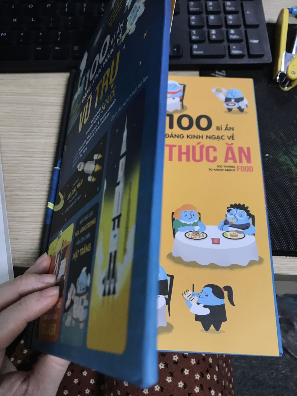 Mình xin lỗi, 1 sao này không phải do lỗi Tiki mà do nhà xuất bản, mình chấm 1 sao để cảnh báo mọi người kiểm tra kỹ khi nhận hàng. Mình mua tặng cháu, may mà lật các trang kiểm tra, chứ nếu cứ thế mang tặng thì xong rồi. Bìa ngoài là Bí ẩn về vũ trụ, nội dung là bí ẩn về thức ăn. Tiki liên hệ giúp mình để đổi sách cho mình nhé. Mình cảm ơn nhiều.