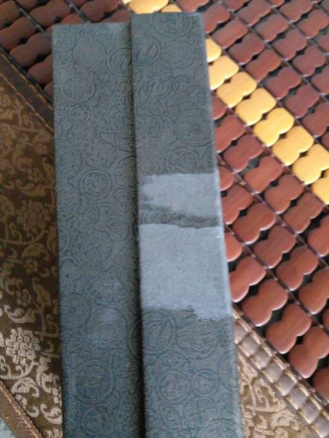 Kinh luân đẹp. trừ một sao, shop dán keo trong bên ngoài để cố định nắp hộp. khi lột keo ra bị rách lớp vỏ hôp. Mong shop cẩn thận hơn