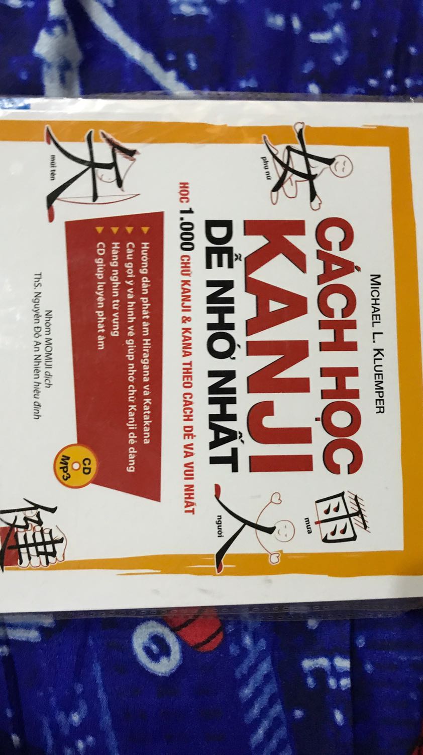 Đây là bộ tài liệu được biên soạn kỹ lưỡng nhằm giúp người học có thể nhanh chóng nắm vững bộ vần 46 ký tự Hiragana và Katakana, hai bộ vần căn bản của tiếng Nhật. Bộ sách Tự học viết tiếng Nhật căn bản (Hiragana & Katakana) được biên soạn khoa học, hình thức trình bày hấp dẫn, dễ tiếp cận và nhấn mạnh vào vai trò chủ động của học viên nhắm giúp học viên dễ dàng học cách viết đẹp và nhanh 46 mẫu tự trong hai bộ vần Hiragana và Katakana. Đây là bộ tài liệu được biên soạn kỹ lưỡng nhằm giúp người học có thể nhanh chóng nắm vững bộ vần 46 ký tự Hiragana và Katakana, hai bộ vần căn bản của tiếng Nhật. Bộ sách Tự học viết tiếng Nhật căn bản (Hiragana & Katakana) được biên soạn khoa học, hình thức trình bày hấp dẫn, dễ tiếp cận và nhấn mạnh vào vai trò chủ động của học viên nhắm giúp học viên dễ dàng học cách viết đẹp và nhanh 46 mẫu tự trong hai bộ vần Hiragana và Katakana.