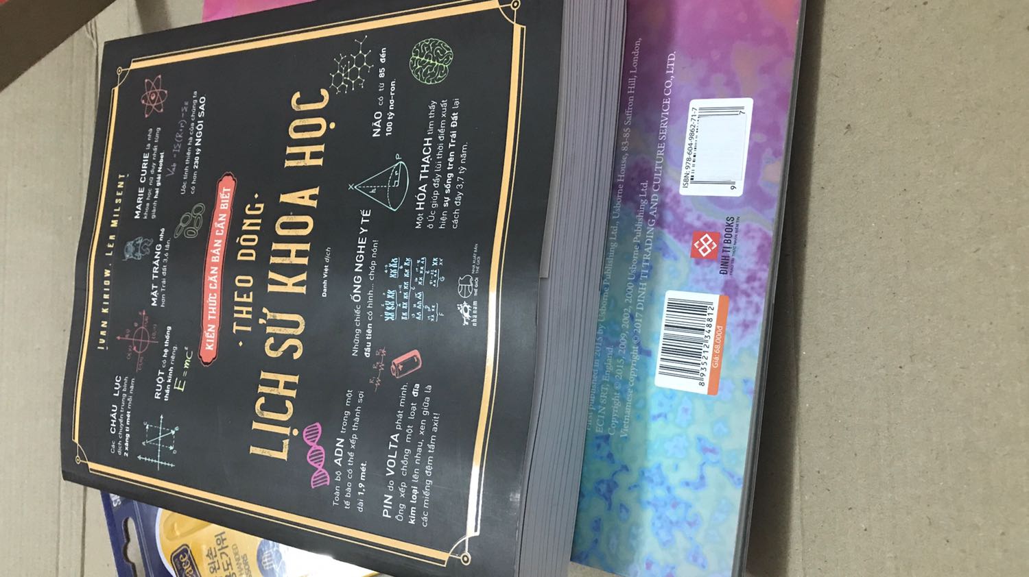 Bìa sách trước bị cong nhẹ, gói chỉ mỗi hộp giấy không đệm - không bao bọc, sẽ tốt hơn nếu có bao bọc kỹ!

Giao hàng nhanh, chỉ đợi 1 ngày. Ruột sách sạch sẽ không hư hại, khá tốt.