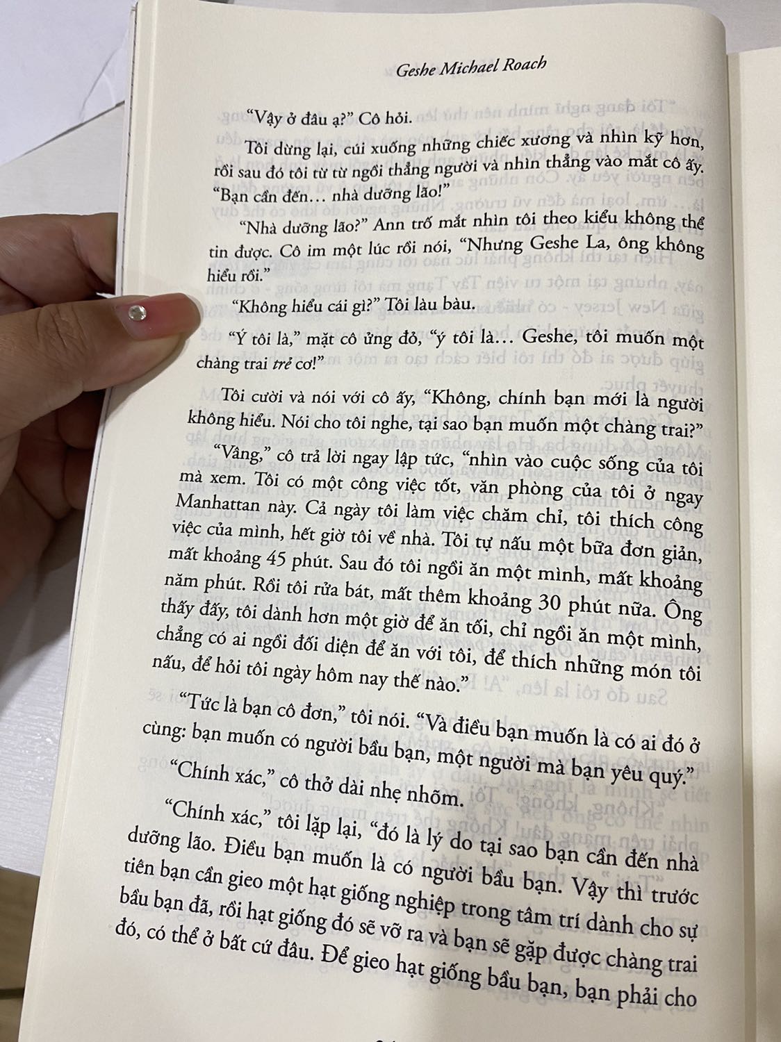 Đây là lần đầu tiên mình viết review sách. Xin copy nguyên văn những gì mình viết lên *** mình

Câu chuyện thật tâm linh khiến em ko thể ko chia sẻ. 
Cứ như giác ngộ ra được 1 sự thật thần thánh về mối quan hệ nhân quả. 
Chúng ta chỉ nhận quả rồi đau khổ, oán trách và tốt đẹp hơn là ăn năn hối hận vì mình đã gieo những điều ko tốt. 
Nhưng mình chưa có nghĩ theo hướng tích cực là: Những điều tuyệt vời mình gặp trên đời, cũng là do mình gieo những điều tuyệt vời với người khác. 
Từ lý luận như vậy. 
Chúng ta muốn có điều gì trên đời này. Hãy viết ra. Rồi suy luận 1 xíu. 
Phải gieo cái nhân gì (hạt giống gì) để nó nở mầm ra điều này ta? 
Hihihi
Và tiếp tục là: “mình đừng gieo cái nhân gì (hạt giống gì) để nó nở mầm thành những điều đau đớn như này ta? 
Muốn nhận gì thì hãy cho đi nấy
Ko muốn nhận gì thì hãy ngừng làm điều ấy với người khác
Đơn giản vậy mà 33 năm qua em mới “ngộ” ra đó mọi người ơi.