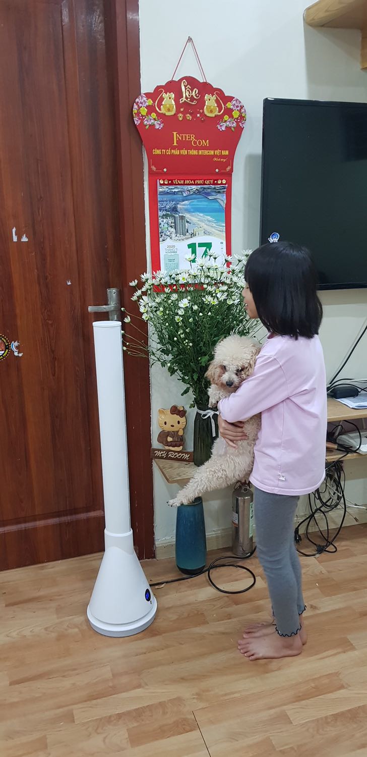 May quá. Vừa rét thì nhận đc quạt. Nhìn ngoài đẹp hơn trên ảnh. Làm ấm rất nhanh, hơi ấm dễ chịu hơn dùng điều hoà. Có cả chức năng làm mát như quạt thông thường nên sử dụng được quanh năm. Chạy rất êm, gần như không gây ra tiếng ồn. May quá. Vừa rét thì nhận đc quạt. Nhìn ngoài đẹp hơn trên ảnh. Làm ấm rất nhanh, hơi ấm dễ chịu hơn dùng điều hoà. Có cả chức năng làm mát như quạt thông thường nên sử dụng được quanh năm. Chạy rất êm, gần như không gây ra tiếng ồn.