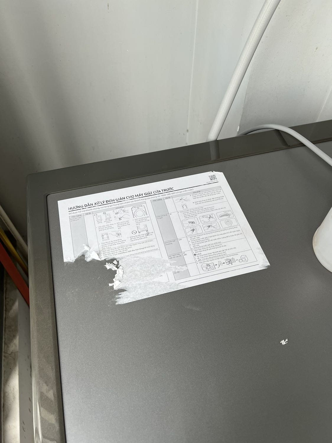 Máy thiết kế đẹp, smart, giặt sạch, êm... Nhưng, làm ra được cái máy giặt xịn vậy mà sao không quan tâm đến trải nghiệm người dùng???
Tôi đã mất hơn 1h, dùng xăng Nhật tẩy mới ra cái miếng giấy xấu xí này. Nó dính còn hơn nyc...
Bạn 1 sao vì bạn xứng đáng 🙂