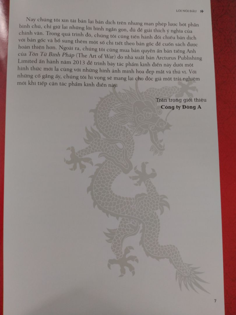 Sách bìa cứng, có kèm bìa rời, khổ giấy lớn, in màu toàn bộ rất đẹp.

Cả Đông A lẫn Nhã Nam đều tái bản Tôn Tử binh pháp do cụ Trúc Khê Ngô Văn Triện dịch. Theo tôi, đây là bản dịch hay nhất. Về mặt ngữ âm, bản dịch đạt đến độ tương đương ngữ âm gần như tuyệt đối. Thay vì dịch dông dài, diễn ý lằng nhằng, cụ Trúc Khê dịch đỉnh đến mức số âm trong bản dịch bằng đúng số tiếng trong bản nguồn.
Ví dụ: Tôn Tử viết: Binh giả, quốc chi đại sự, tử sinh chi địa, tồn vong chi đạo, bất khả bất sát dã. Tôn Tử nói: Binh là việc lớn của nước, cái đất chết sống, cái đạo mất còn, không thể không xét tỏ.
Về măt ngữ nghĩa và ngữ dụng thì khỏi bàn, cái cô đọng của bản gốc được trình bày sang bản dịch một cách vô cùng tài tình. Ngoài ra, cụ Trúc Khê thay vì ví dụ bằng các trận đánh cụ thể như mấy bản Tôn tử khác, cụ lại dẫn những lời chú của 10 nhà binh pháp đời sau, trong đó có Ngụy Vũ đế Tào Mạnh Đức.