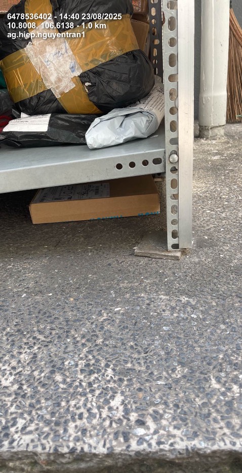 Tài xế giao hàng giao tiếp không lịch sự, để nơi giao hàng không phù hợp.