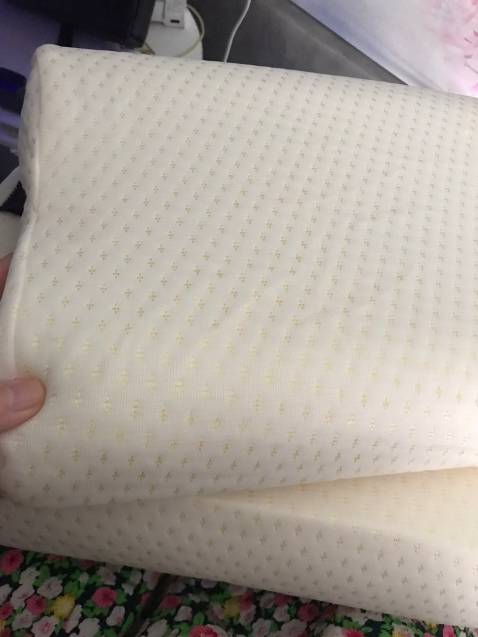 Gối khá nhẹ, ngủ êm, có độ đàn hồi, giá cả hợp lí, bên ngoài có vỏ bọc cao su bên trong. Mua về ban đầu hơi xẹp nhưng shop dặn để một lúc tự hồi thì gối hồi thật. Lõi casu nên chắc dùng bền, so với gối vài trăm thì ko bằng được nhưng hợp túi tiền mọi người nên mua nhé