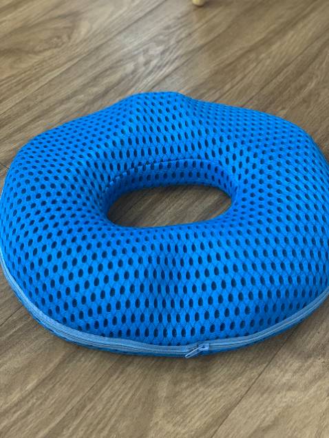 Sản phẩm đúng mô tả. Ngồi rất êm, ngồi lên thế chắc chắn mà giảm đỡ mỏi ê mông lắm. Mình ngồi văn phòng ngày hơn 10 tiếng, có em này cảm giác như đỡ mỏi đi bao nhiêu. Thế là đặt thêm 2c cho đồng nghiệp.  Shop tư vấn nhiệt tình, giá lại hợp lý. M ng nên mua.