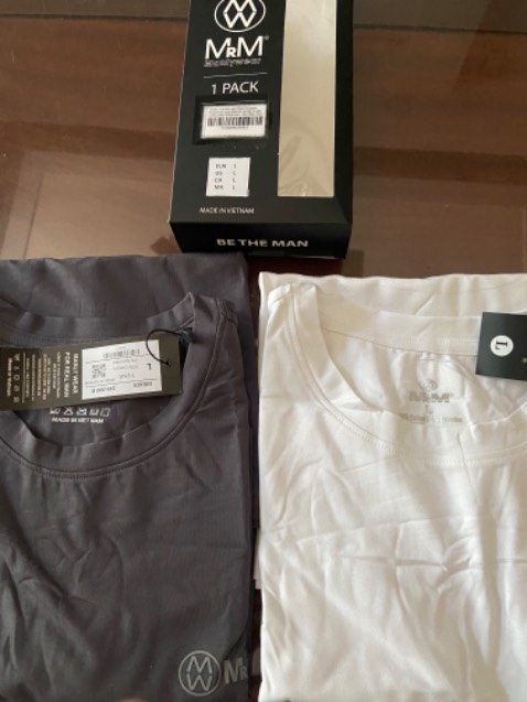 Vải dày dặn, mặc mát thấm hút mồ hôi, phom dáng đẹp trẻ trung, gọn gàng.Tiki giao hàng nhanh. Tuyệt vời. 
Sẽ mua lại khi có nhu cầu.